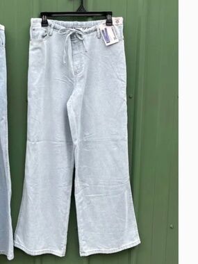 Pull on. Wide leg jeans.